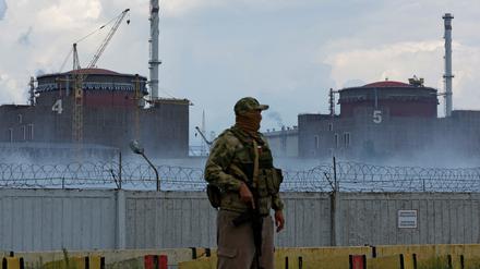 Eine russische Sicherheitskraft hält Wache an Europas größtem Kernkraftwerk Saporischschja. 