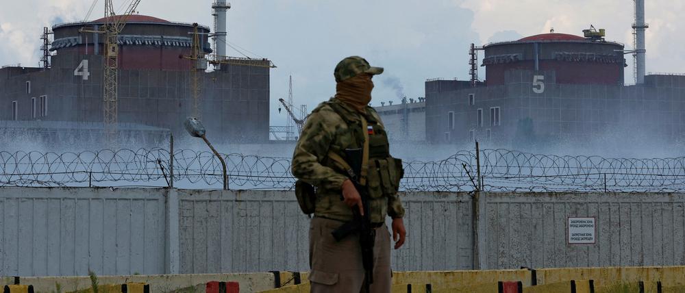 Eine russische Sicherheitskraft hält Wache an Europas größtem Kernkraftwerk Saporischschja. 