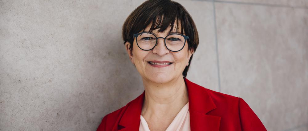 SPD-Chefin Saskia Esken gilt als eine Kandidatin für den Posten der Bundesinnenministerin, falls Nancy Faeser als Spitzenkandidatin im Landtagswahlkampf in Hessen antritt.