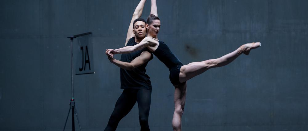 Komplexe und schnelle Choreografien in „Approximate Sonata 2016“. Hier tanzen Polina Semionova, und Gregor Glocke.
