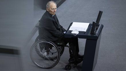 Wolfgang Schäuble (79) sitzt seit 1990 im Rollstuhl.
