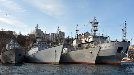 Russische Kriegsschiffe liegen in Sewastopol, dem Hafen der Schwarzmeerflotte, auf der Krim (Archivfoto).