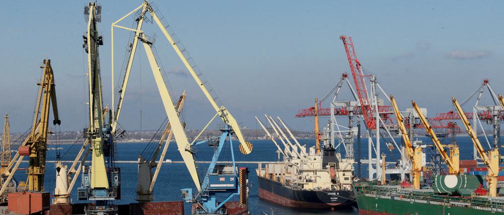 Frachtschiff im Hafen von Odessa