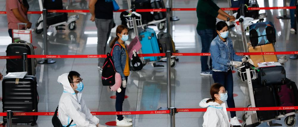 Juli 2020. Flugpassagiere in Manila beim Check-in. Foto: Reuters