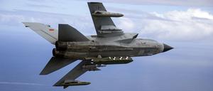 Die von der Bundeswehr herausgegebene Aufnahme zeigt einen Kampfjet vom Typ Tornado, der mit dem Lenkflugkörper Taurus bestückt ist.