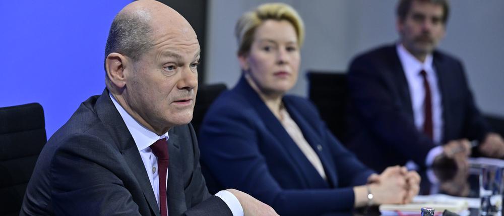 Bundeskanzler Olaf Scholz (SPD) und Berlins Regierende Bürgermeisterin Franziska Giffey (SPD) nach dem Corona-Gipfel. 