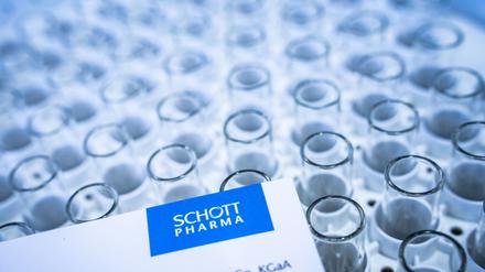 Ein Kästchen voller Karpulen, wie sie hauptsächlich für die Abfüllung und Verabreichung von Insulin verwendet werden, stehen als Beispiel der Produkte von Schott Pharma am Firmensitz auf einem Tisch.