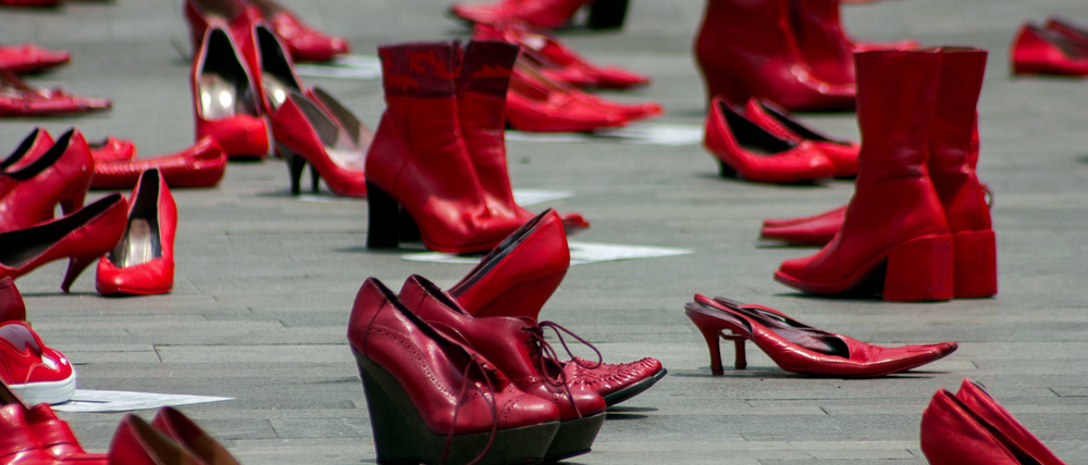 Mit roten Schuhen wird in Mexiko Stadt auf die große Zahl ermordeter Frauen aufmerksam gemacht. Foto: Imago/Xinhua