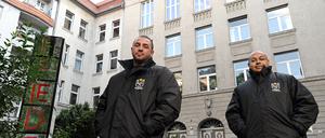 Zwei Security-Männer vor dem Albert-Schweizer-Gymnasium in Neukölln.
