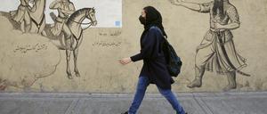 Ein Mädchen geht an einer Häuserfassade entlang. Hunderte Schulmädchen sind in den vergangenen drei Monaten im Iran vergiftet worden.