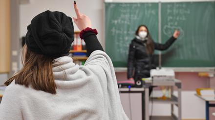Schulunterricht in Zeiten der Pandemie: Masken gegen die Ansteckung und Mäntel gegen die Kälte in den durchlüfteten, unterkühlten Klassenzimmern.