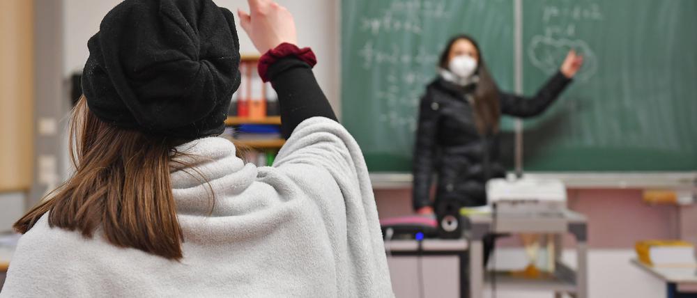Schulunterricht in Zeiten der Pandemie: Masken gegen die Ansteckung und Mäntel gegen die Kälte in den durchlüfteten, unterkühlten Klassenzimmern.