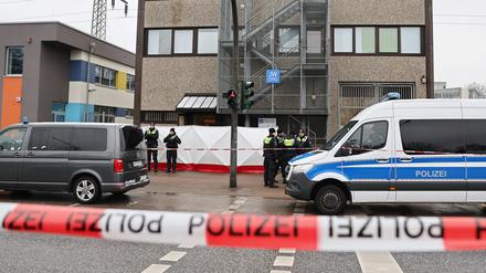 Polizisten stehen vor dem Gebäude der Zeugen Jehovas im Stadtteil Alsterdorf.