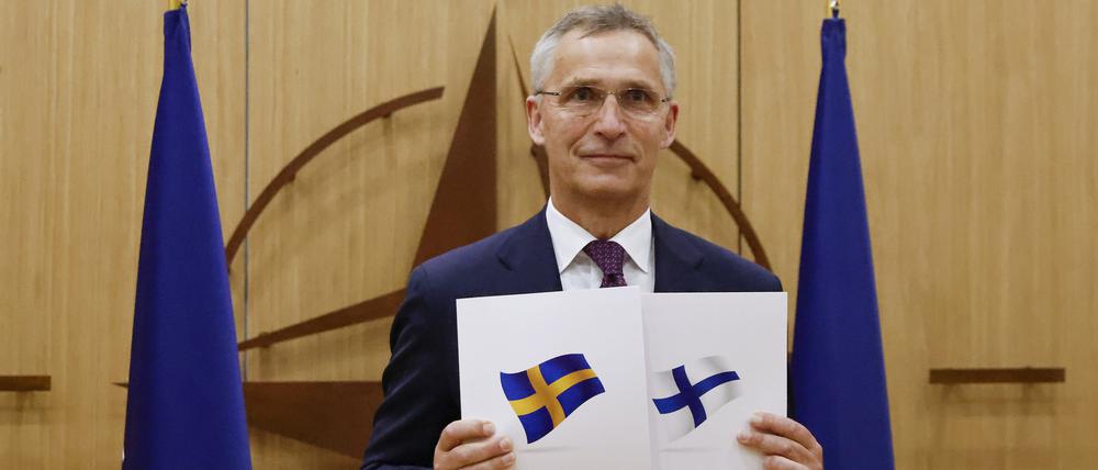 Nato-Generalsekretär Jens Stoltenberg zeigt die Mitgliedsanträge aus Schweden und Finnland.