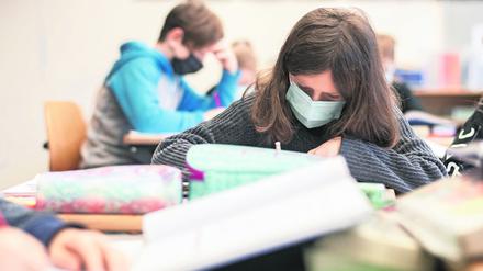Fraglich finden es Expert:innen, dass Lockerungen wie die Abschaffung von Tests und Masken an Schulen gegenwärtig angedacht sind, obwohl die Fallzahlen weiter auf hohem Niveau liegen. 