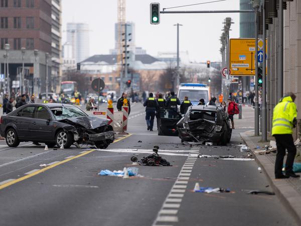 Polizisten stehen an der Unfallstelle in der Leipziger Straße. 