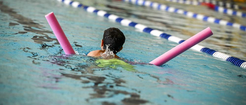 Der Landessportbund Berlin und die Sportjugend Berlin boten im Sommer Schwimm-Intensivkurse im Kombibad Gropiusstadt für Kinder an, die noch kein Schwimmabzeichen in Bronze haben.