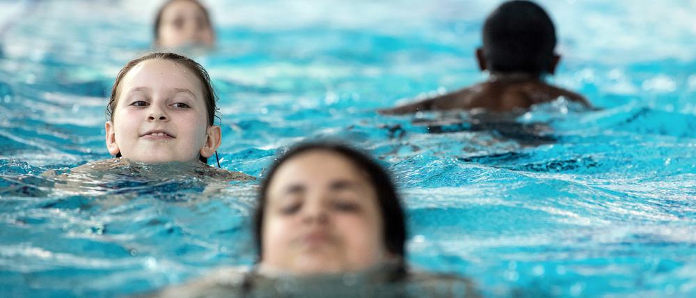 Früh übt sich. Aber nicht an jeder Grundschule in Deutschland ist das Schwimmen verpflichtend.