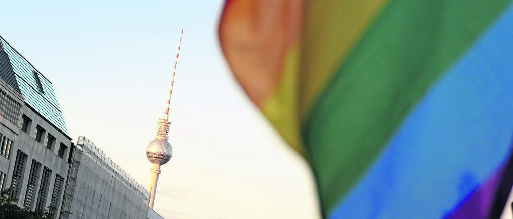 Die Regenbogenfahne am Alexanderplatz.
