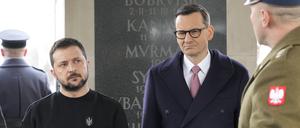 Polens Premier Mateusz Morawiecki (rechts) und der ukrainische Präsident Wolodymyr Selenskyj am Grab des Unbekannten Soldaten. 