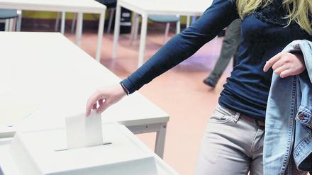 Junge Stimme: Eine Erstwählerin wirft einen Wahlzettel in eine Wahlurne.
