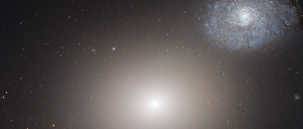Die Galaxie Messier 60 und die kleinere, benachbarte Spiralgalaxie NGC 4647. 