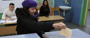 Eine Wählerin gibt in Belgrad ihre Stimme ab.