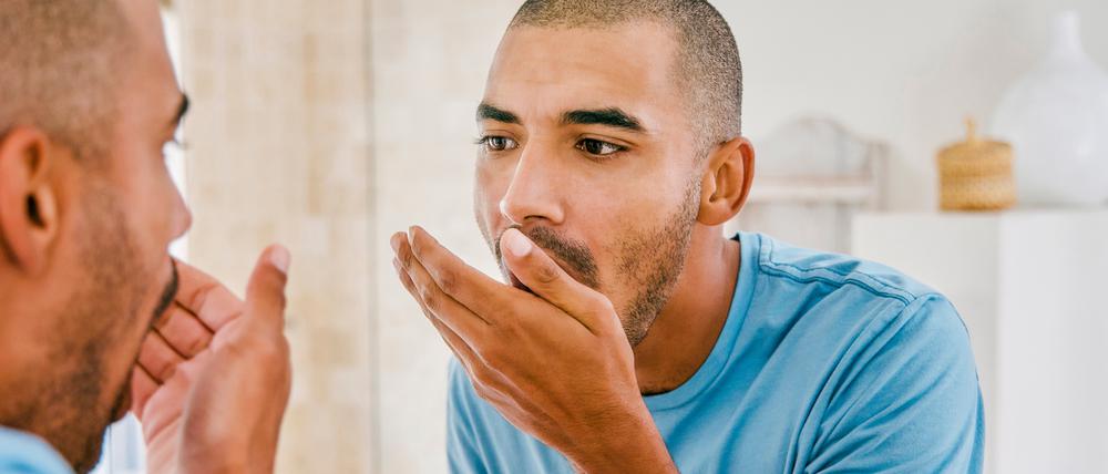 Mundgeruch geht meistens auf Bakterien in der Mundhöhle zurück, die sich vor allem auf der Zunge verstecken.