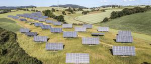 Solar-Freiflächenanlage bei Bad Wildungen. Maximal 1,5 Prozent der landwirtschaftlichen Fläche soll bis 2035 für die Solarstromerzeugung genutzt werden.