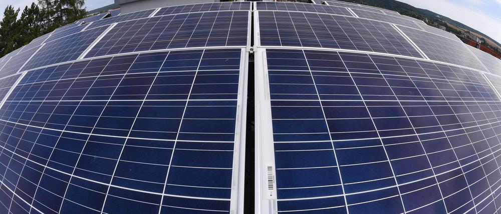 Solarzellen auf dem Dach können einen großen Teil des Strombedarfs in einem Mietshaus decken.
