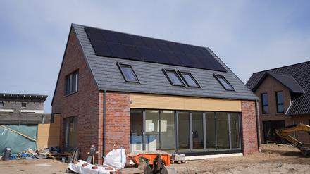 Baustelle eines Einfamilienhauses mit einem Solardach