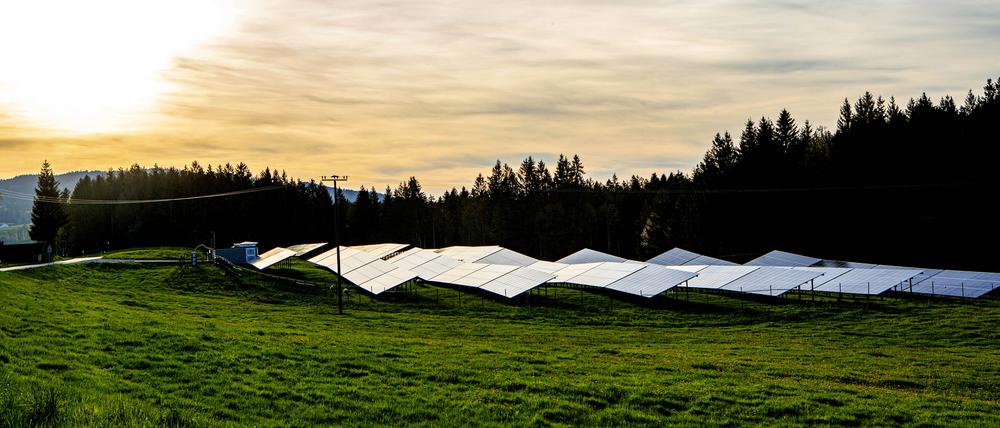 Der Solarpark Schachmoss in der Gemeinde Uffing ( Landkreis Garmisch-Partenkirchen Bayern ). Er wurde mit dem Unternehmen VISPIRON und den Stadtwerken Penzberg errichtet. Photovoltaik_Nassim