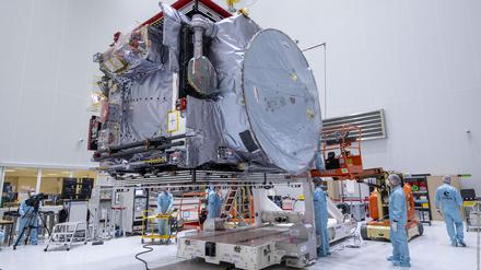 „Juice“ wird ausgepackt. Der Start der Sonde ist für den 13. April vom Weltraumbahnhof Kourou geplant und soll einen Blick auf die großen Monde werfen. 