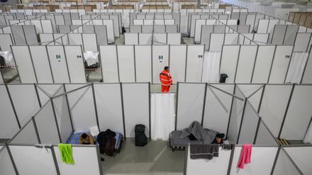 Trennwände stehen in der Messehalle 4 in der Messe Dresden. Flüchtlinge sind derzeit in der Halle untergebracht (Bild aus dem November 2022).