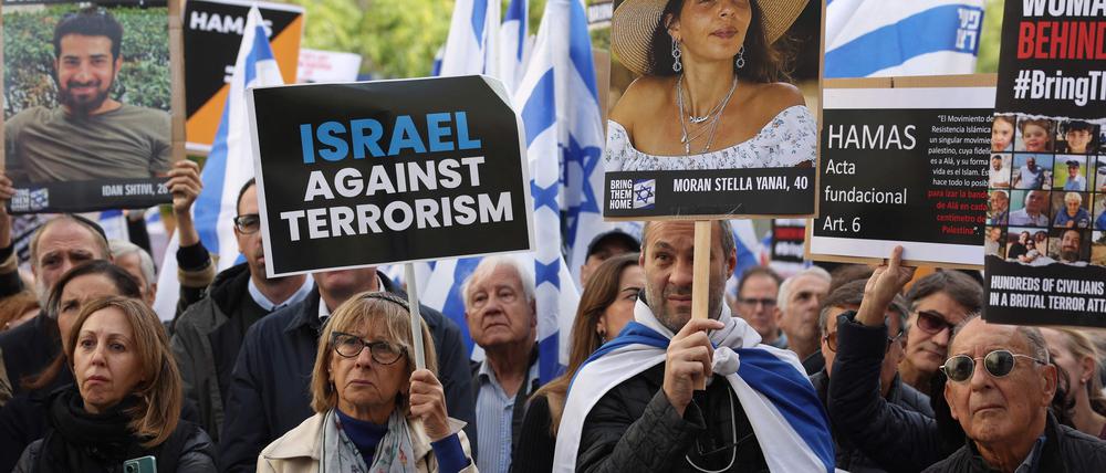 Mitglieder der Föderation der jüdischen Gemeinden Spaniens halten Schilder, als sie am 22. Oktober 2023 vor dem Abgeordnetenhaus in Madrid für die Befreiung der Geiseln durch die Hamas demonstrieren. 