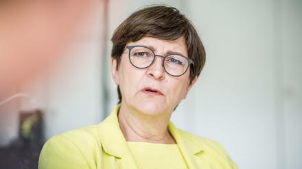 Saskia Esken, Bundesvorsitzende der Sozialdemokratischen Partei Deutschland (SPD), aufgenommen bei einem Interview mit der Deutschen Presse-Agentur (Archivbild).
