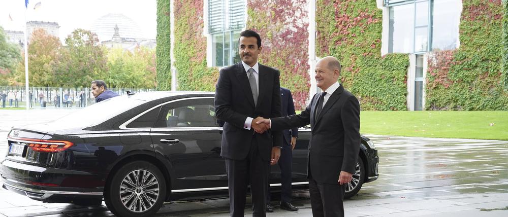 Olaf Scholz trifft den Emir von Katar.