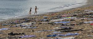Protest: Die spanische Flüchtingshilfsorganisation „Open Arms“ hat die Überreste eines Schiffswracks am Strand ausgebreitet. 