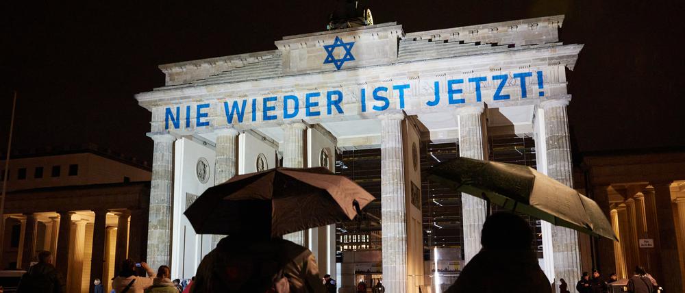 Der Schriftzug „Nie wieder ist jetzt“ wird zum 85. Jahrestag der Pogromnacht an das Brandenburger Tor projiziert.