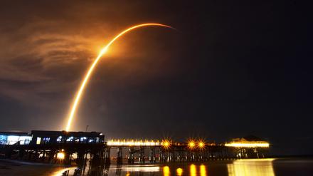 Eine SpaceX Falcon 9 Rakete mit Starlink-Satelliten startete in Cocoa Beach, Florida.