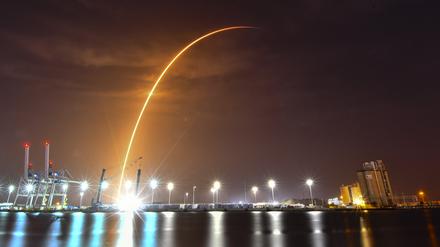 Eine SpaceX Falcon 9 Rakete mit 52 Starlink-Satelliten an Bord hebt vom Kennedy Space Center ab.