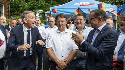 Der gewählte Sonneberger AfD-Landrat Robert Sesselmann zwischen dem rechtsextremen Thüringer AfD-Landeschef Björn Höcke (links neben Sesselmann) und Parteichef Tino Chrupalla (rechts mit Anzug).