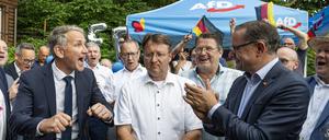 Björn Höcke, Vorsitzender der AfD Thüringen (l.) und Tino Chrupalla, AfD-Bundesvorsitzender (r.) gratulieren dem Wahlsieger des Thüringer Kreises Sonneberg, Robert Sesselmann (M.).