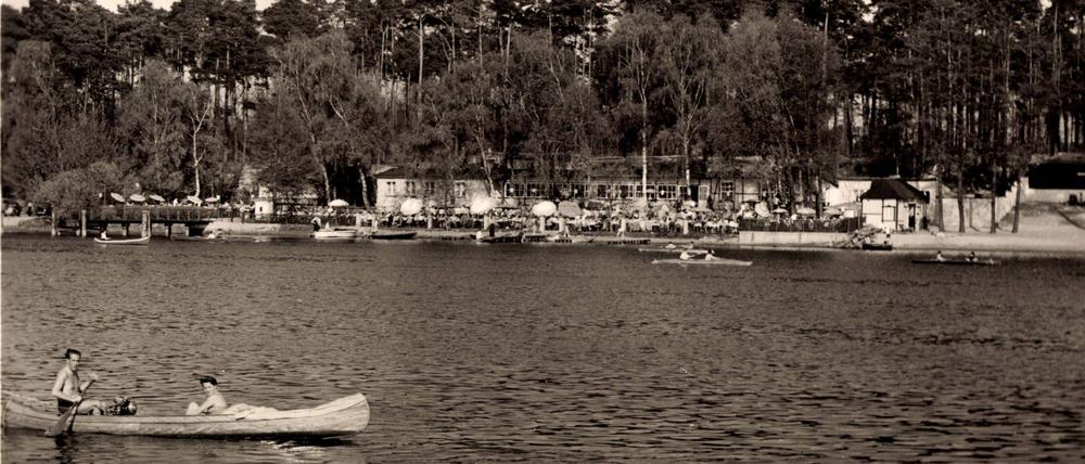 Kanu-Fahrer rudern in den 30er-Jahren über den Zehlendorfer Stölpchensee. Auch heute könnte es hier noch etwas mehr Platz für Ausflügler geben – wenn die zugesagte Grünfläche entstünde.