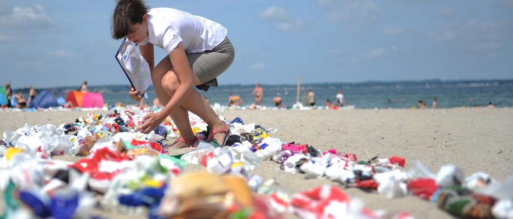 Über 5000 gebrauchte Plastiktüten am Strand von Niendorf (Schleswig-Holstein).