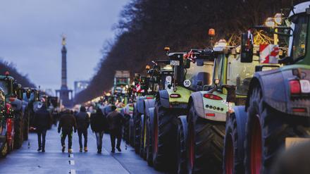 Am Sonntag versammelten sich bereits gegen 19 Uhr Landwirte mit ihren Traktoren Berlin.