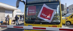 Streikende Mitarbeiter der Berliner Verkehrsbetriebe BVG am Betriebshof in Berlin-Lichtenberg. Die Gewerkschaft Verdi hatte zu einem ganztägigen Warnstreik bei der BVG aufgerufen.