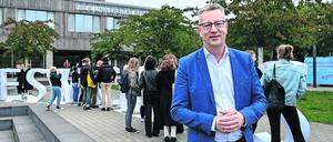 Günter M. Ziegler, Präsident der Freien Universität Berlin, steht im Herbst 2021 auf dem Gelände der Freien Universität Berlin vor dem Schriftzug „’#yeswecampus“.