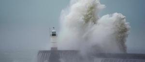 Das Orkantief „Emir“ (international: Ciaran) brachte extreme Sturmböen über Teile von Europa. brachen haushohe Wellen brechen über die Hafenmauer.