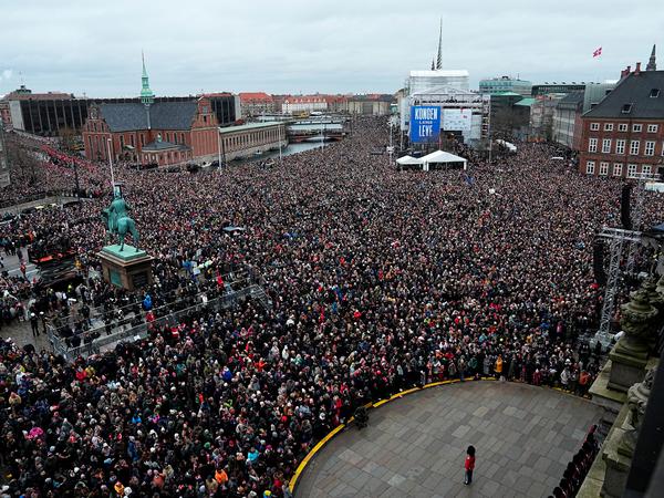Die dänische Bevölkerung begleitet das außergewöhnliche Ereignis.